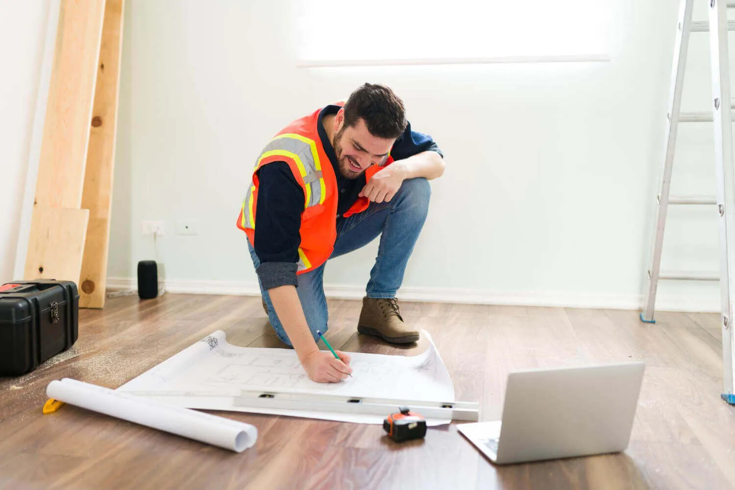 Arquitecta de Kairós revisando un proyecto sobre plano